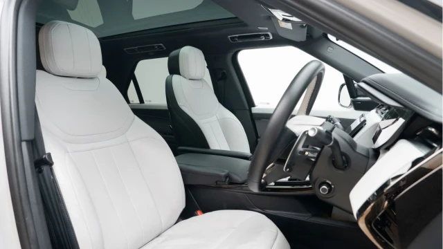 Land Rover Range Rover Sport (23 Reg) 3.0 D300 Dynamic SE (Black Pack) Image 2