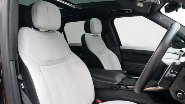 Land Rover Range Rover Sport (72 Reg) 3.0 D350 First Edition (Black Pack) Image 3