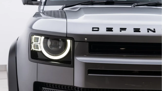 Land Rover Defender (24 Reg) 110 3.0 D250 X-Dynamic SE (Black Pack) Image 7