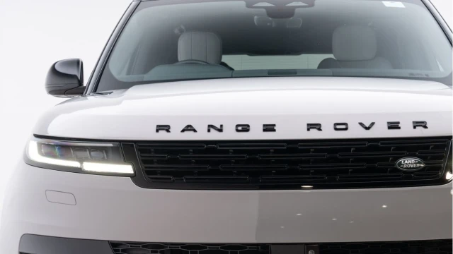 Land Rover Range Rover Sport (23 Reg) 3.0 D300 Dynamic SE (Black Pack) Image 7