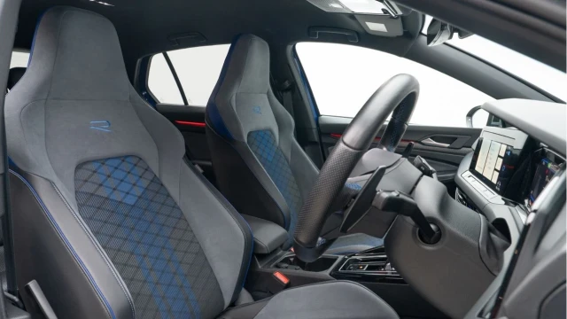 Volkswagen Golf (73 Reg) R 2.0TSI DSG 4Motion Image 3