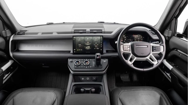 Land Rover Defender (24 Reg) 90 2.0 P300 X-Dynamic HSE (Black Pack) Image 2