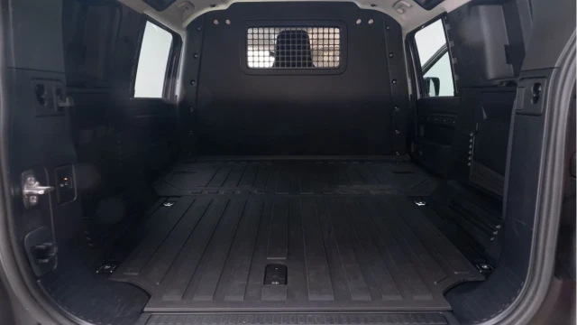 Land Rover Defender (21 Reg) 110 3.0 D250 SE Hard Top Commercial (3 Seat) (+VAT) Image 4