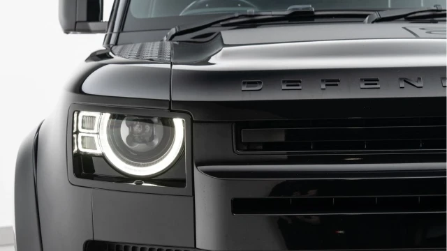 Land Rover Defender (23 Reg) 90 3.0 D250 SE Hard Top Commercial (NO VAT) Image 8