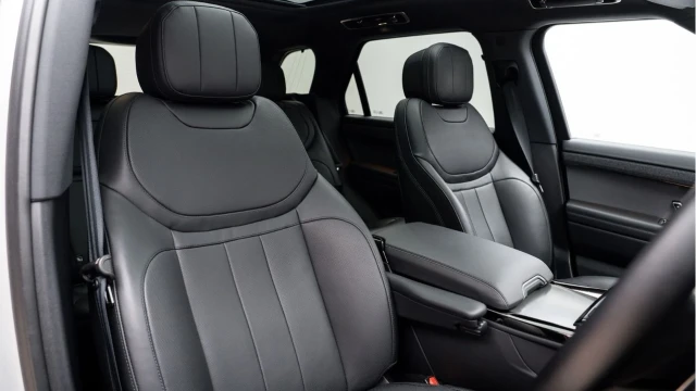 Land Rover Range Rover Sport (25 Reg) 3.0 Dynamic SE (Black Pack) Image 3