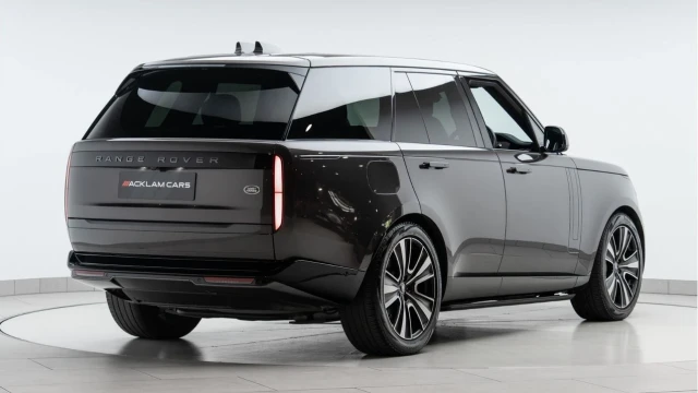 Land Rover Range Rover (72 Reg) 3.0 D300 SE (Shadow Pack) Image 6