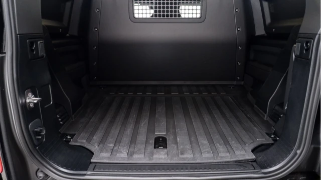 Land Rover Defender (25 Reg) 90 3.0 D250 X-Dynamic SE Hard Top Commercial (3 Seat) (+VAT) Image 4