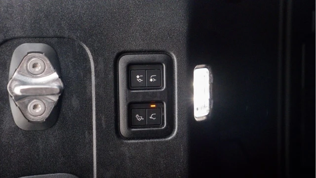Land Rover Defender (23 Reg) 110 3.0 D300 X-Dynamic HSE (Black Pack) Image 3