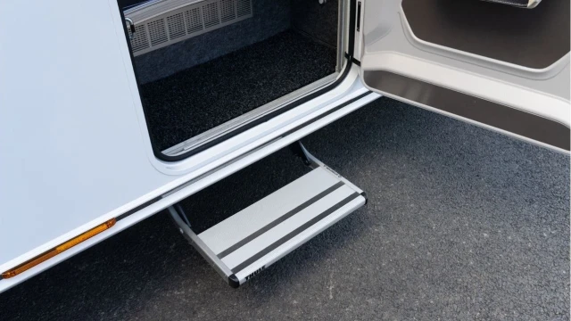 Knaus Sun I 900 LEG (25 Reg) 2.2D Sun I 900 LEG Automatic (4 Berth) Image 8