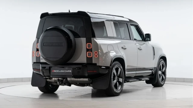 Land Rover Defender (75 Reg) 110 3.0 D250 X-Dynamic SE (7 Seat) Image 7
