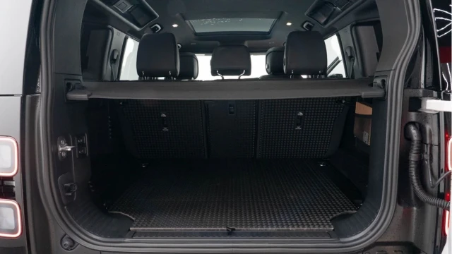 Land Rover Defender (75 Reg) 110 3.0 D250 X-Dynamic HSE (Bespoke) Image 4