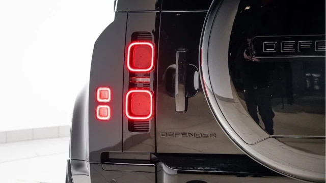 Land Rover Defender (25 Reg) 110 3.0 D350 X-Dynamic HSE (Black Pack) Image 7