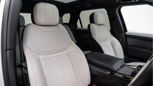 Land Rover Range Rover Sport (73 Reg) 3.0 D300 Dynamic SE (Black Pack) Image 3