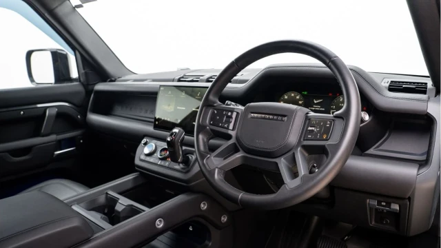Land Rover Defender (25 Reg) 90 3.0 D350 X-Dynamic HSE Hard Top Commercial (+VAT) Image 7