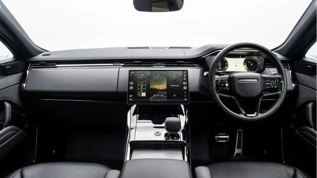 Land Rover Range Rover Sport (25 Reg) 3.0 Dynamic SE (Black Pack) Image 2