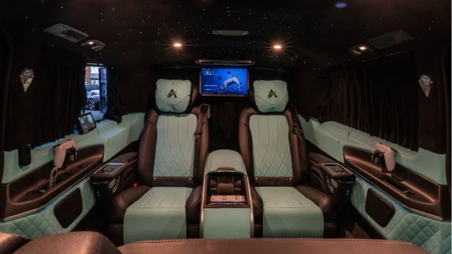 Mercedes-Benz V Class (73 Reg) V300 2.0D AMG Line XL (Silk Jet) Image 3