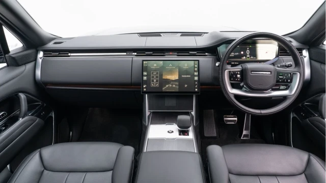 Land Rover Range Rover (25 Reg) 3.0 P550e Autobiography Hybrid (Shadow Pack) Image 2