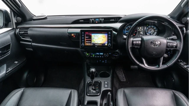 Toyota Hi-Lux (70 Reg) 2.8 D-4D Invincible X 4WD (+VAT) Image 2