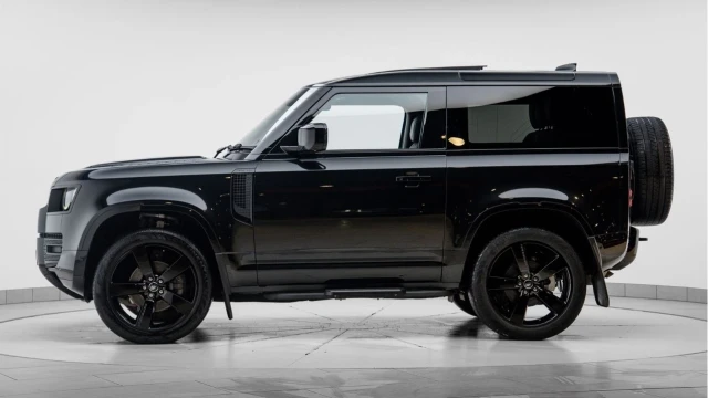 Land Rover Defender (24 Reg) 90 2.0 P300 X-Dynamic HSE (Black Pack) Image 6