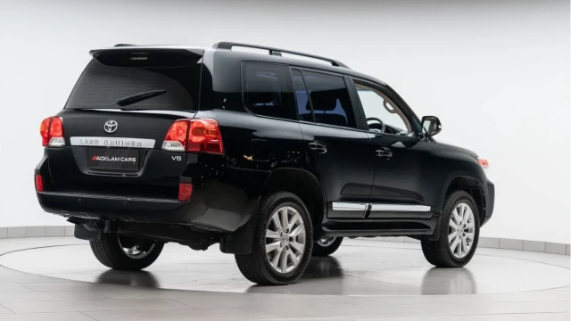 Toyota Land Cruiser V8 (64 Reg) V8 4.5 D-4D (7 Seat) Image 6