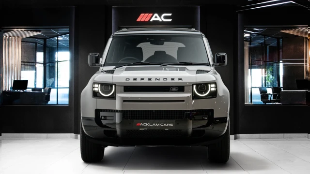 Land Rover Defender Image 2