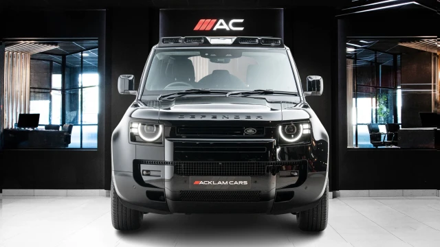 Land Rover Defender Image 4