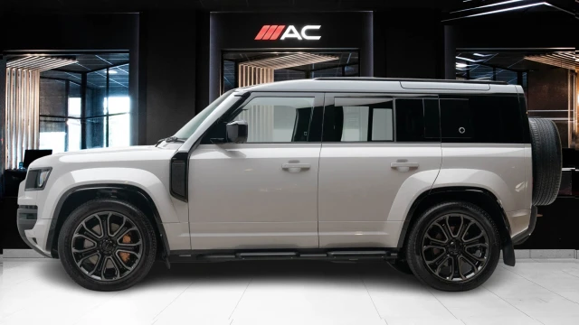 Land Rover Defender Image 4