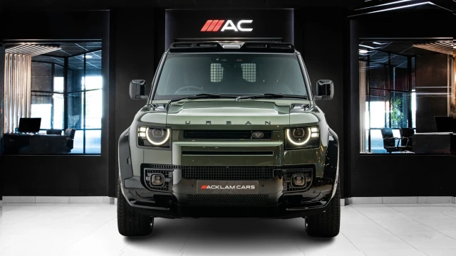 Land Rover Defender Image 2
