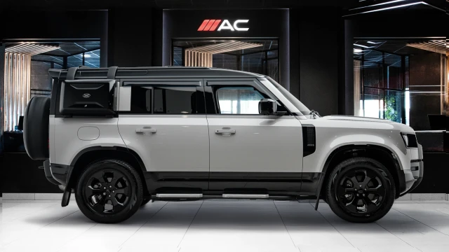 Land Rover Defender Image 3