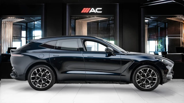 Aston Martin DBX Image 3