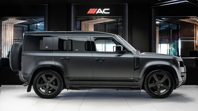 Land Rover Defender Image 3