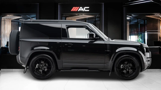 Land Rover Defender Image 3