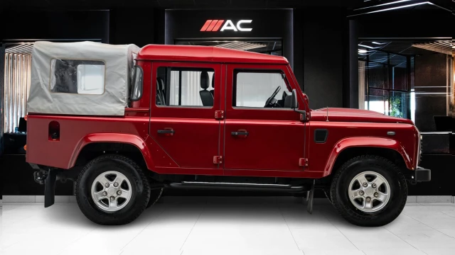 Land Rover Defender Image 3