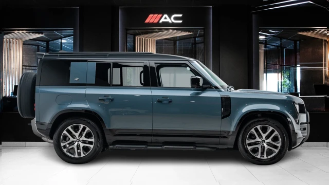 Land Rover Defender Image 3