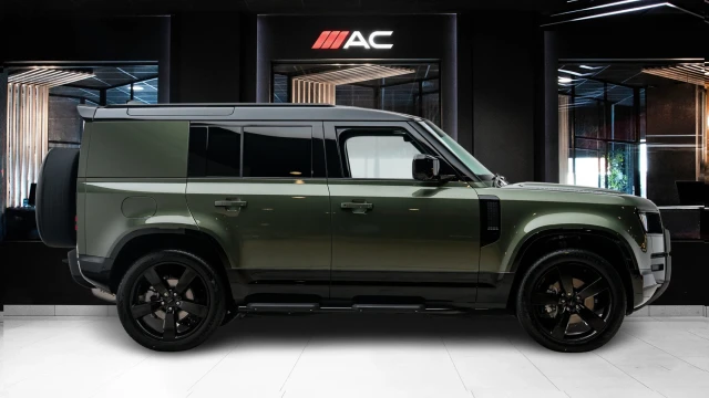 Land Rover Defender Image 3