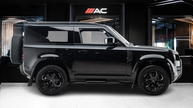 Land Rover Defender Image 3