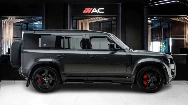 Land Rover Defender Image 3