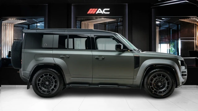 Land Rover Defender Image 3