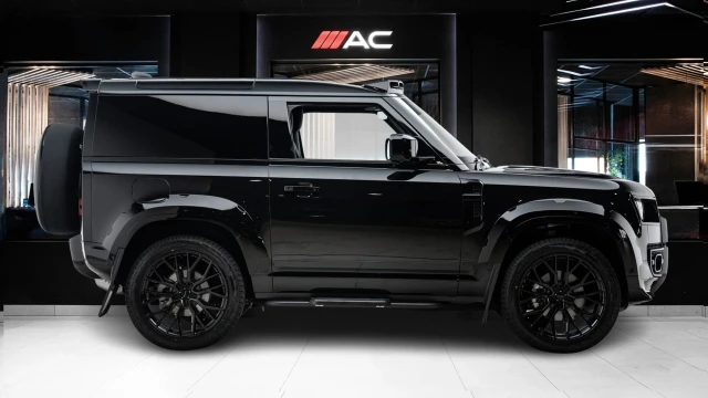 Land Rover Defender Image 4