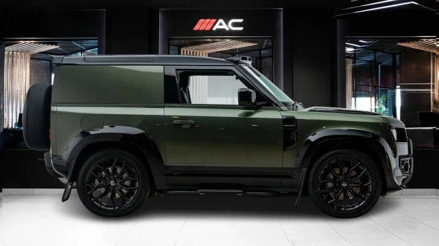Land Rover Defender Image 3