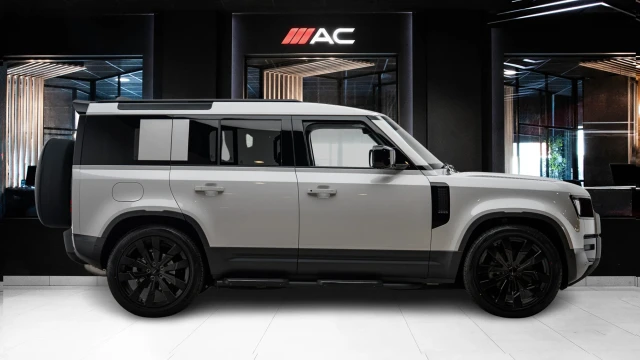 Land Rover Defender Image 3
