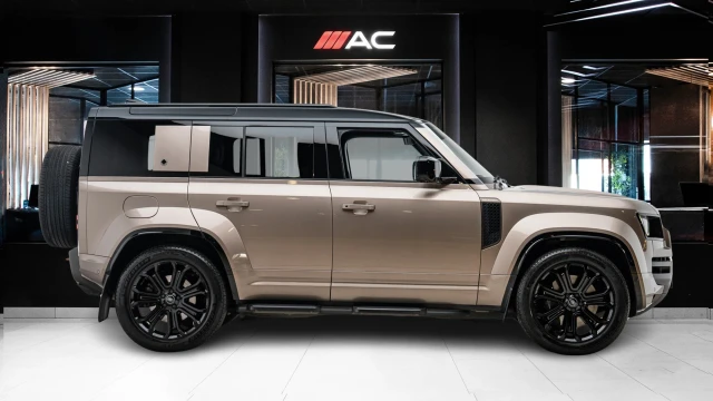 Land Rover Defender Image 3
