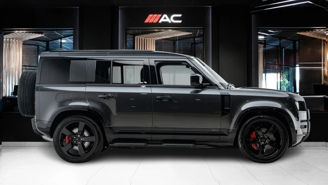 Land Rover Defender Image 3