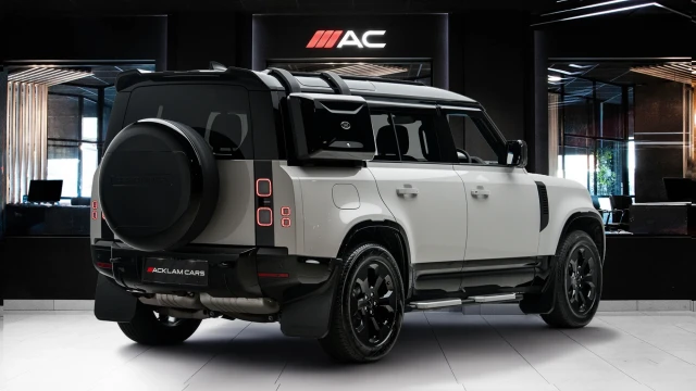 Land Rover Defender Image 4