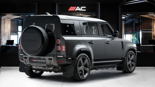 Land Rover Defender Image 4