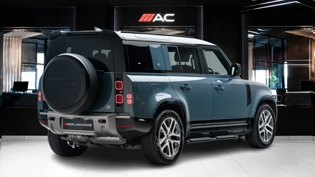 Land Rover Defender Image 4