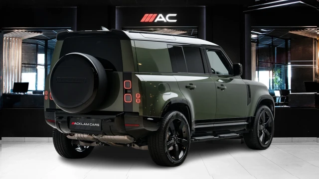 Land Rover Defender Image 4
