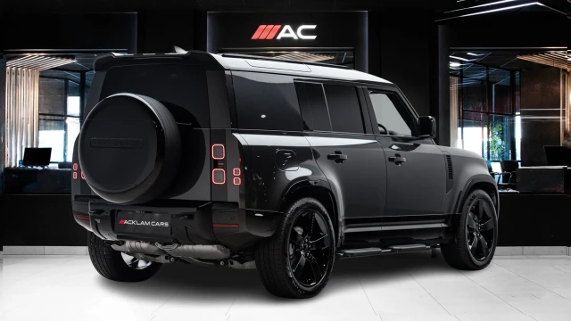 Land Rover Defender Image 4