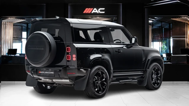 Land Rover Defender Image 4