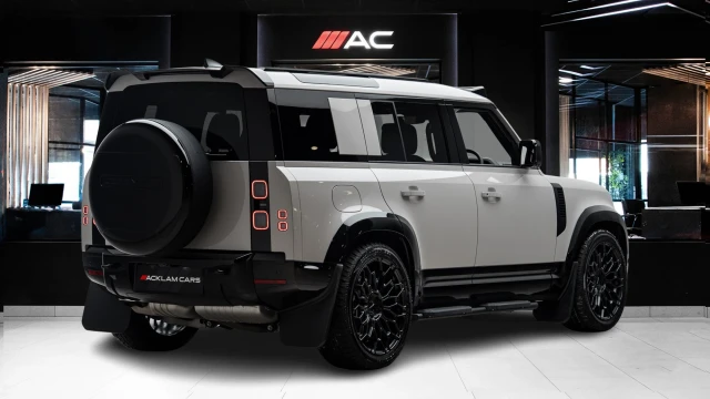 Land Rover Defender Image 4